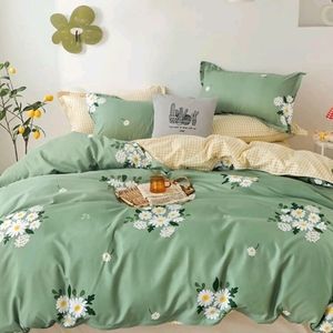 FLORAL PRINT DUVET COVER AND 2 PILLOW CASES IN QUEEN SIZE. NWT.